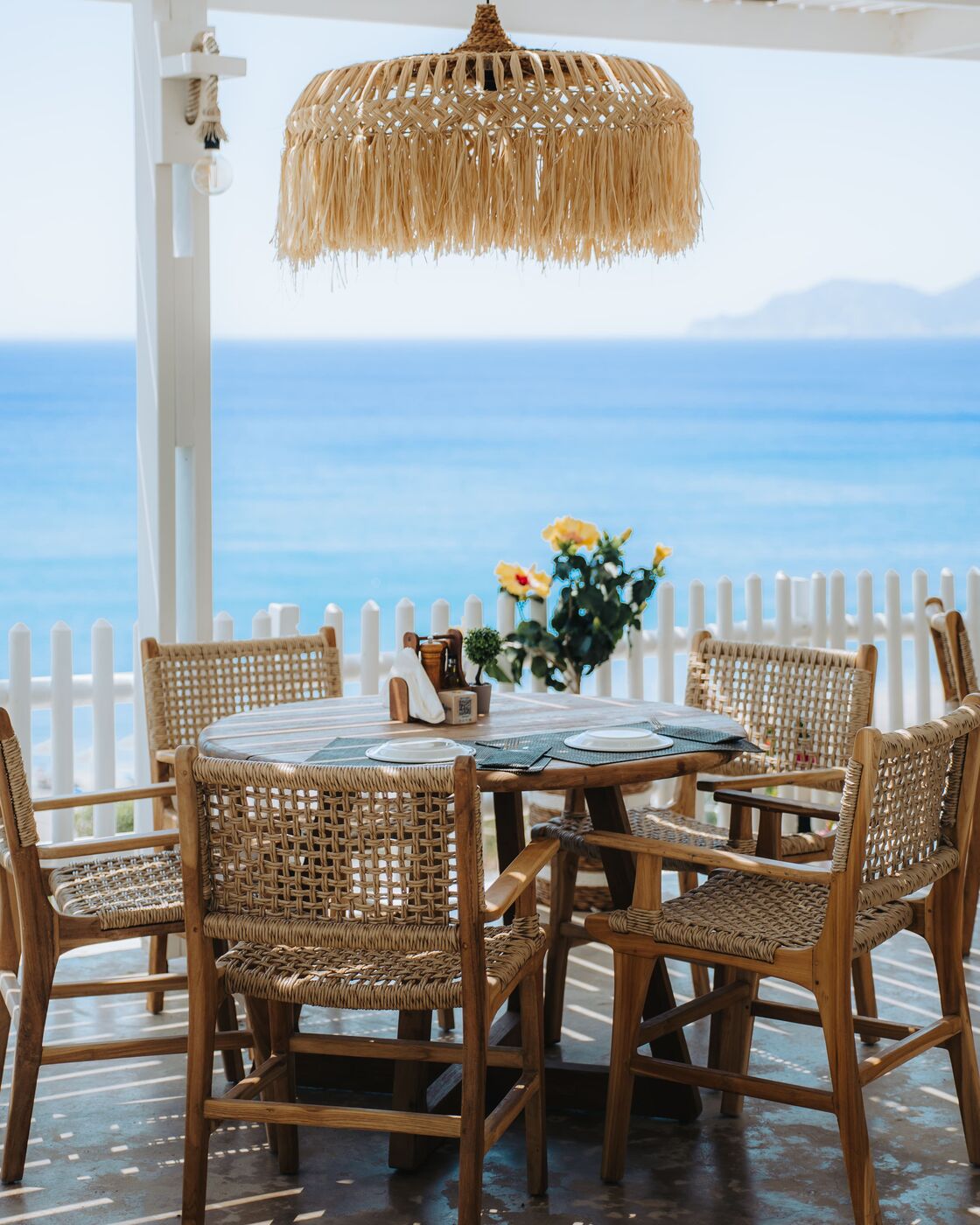 Sea-view dining table